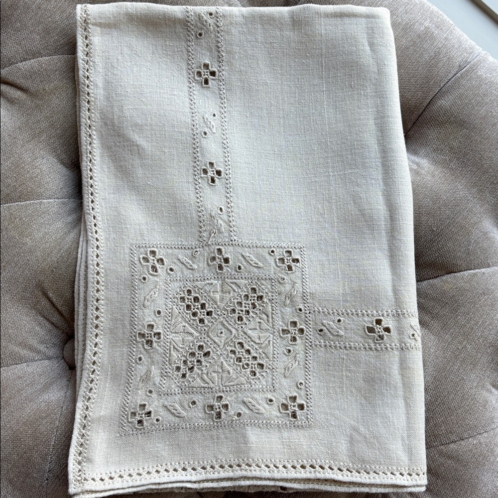 Elegant cream colored Irish linen table - Picture 4 of 4